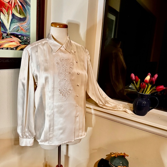 Elegant Cream Silk Blouse w/ Cutwork Lace & Soft Pleats - A Classic - Sz. L - Picture 8 of 12